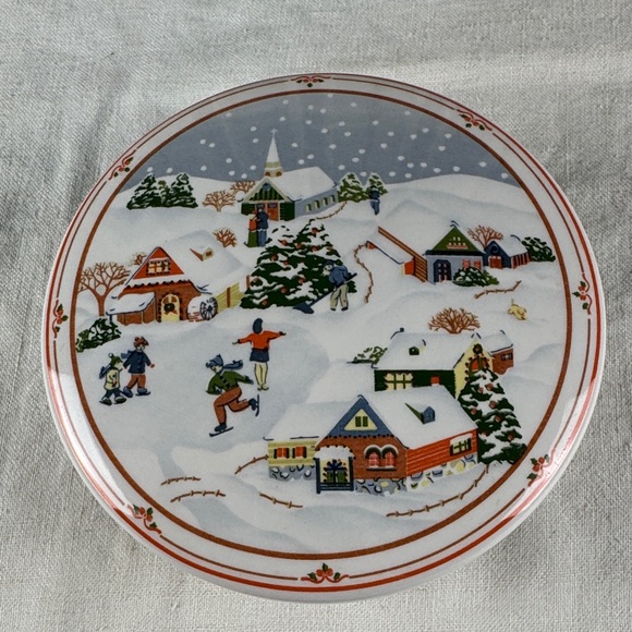 Hancook Festive Winter Scene Ceramic lidded Bowl - Picture 2 of 12